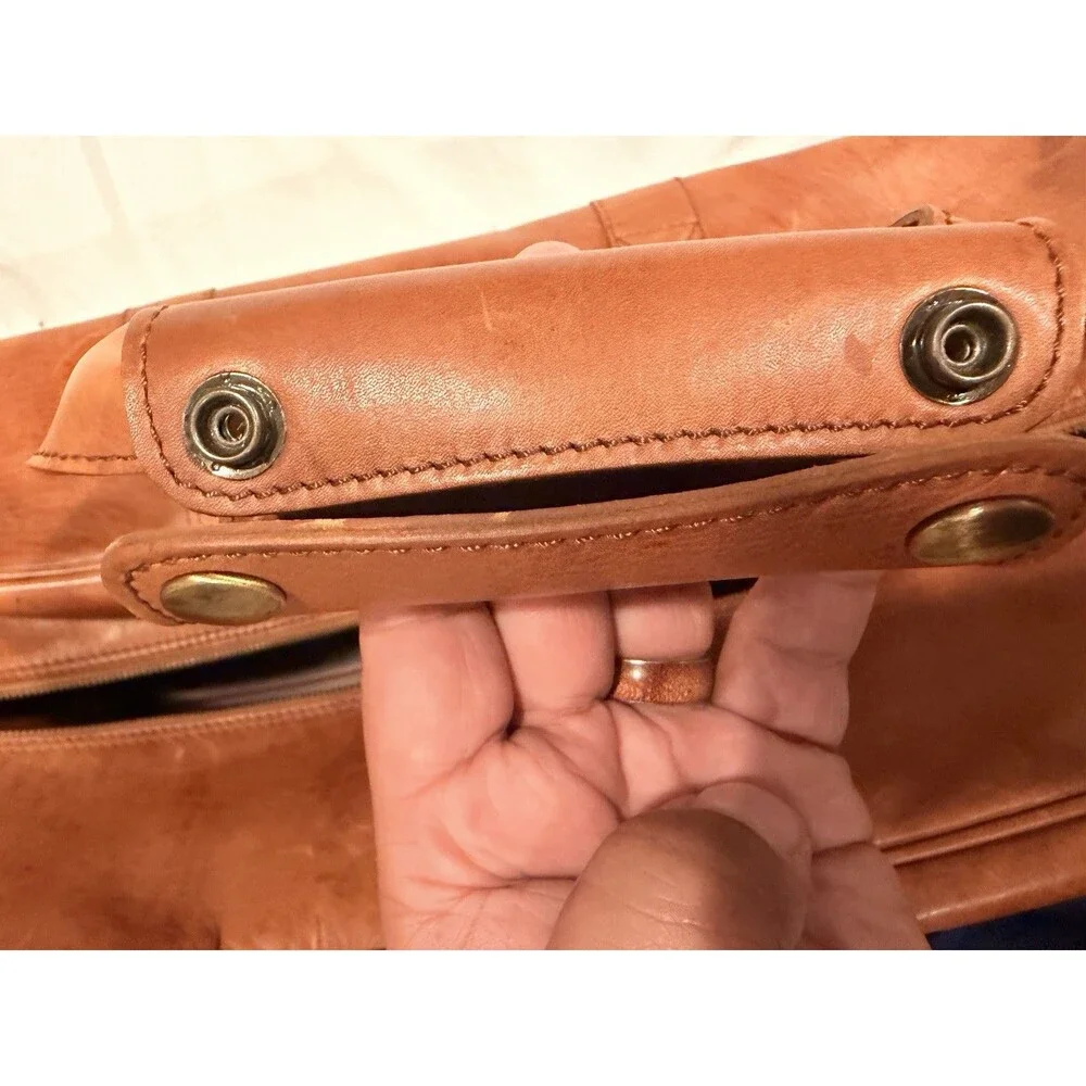 RAWLINGS RUGGED WHEELED LEATHER DUFFLE BAG TRAVEL ROLLING BAG Retails $799.99